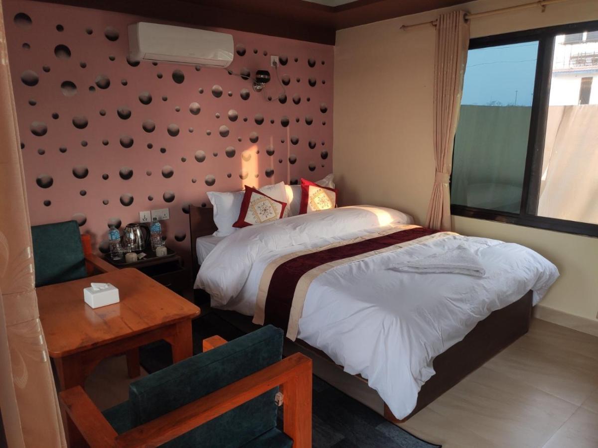 Peacock - A Family-Run Hotel Sauraha Exterior photo