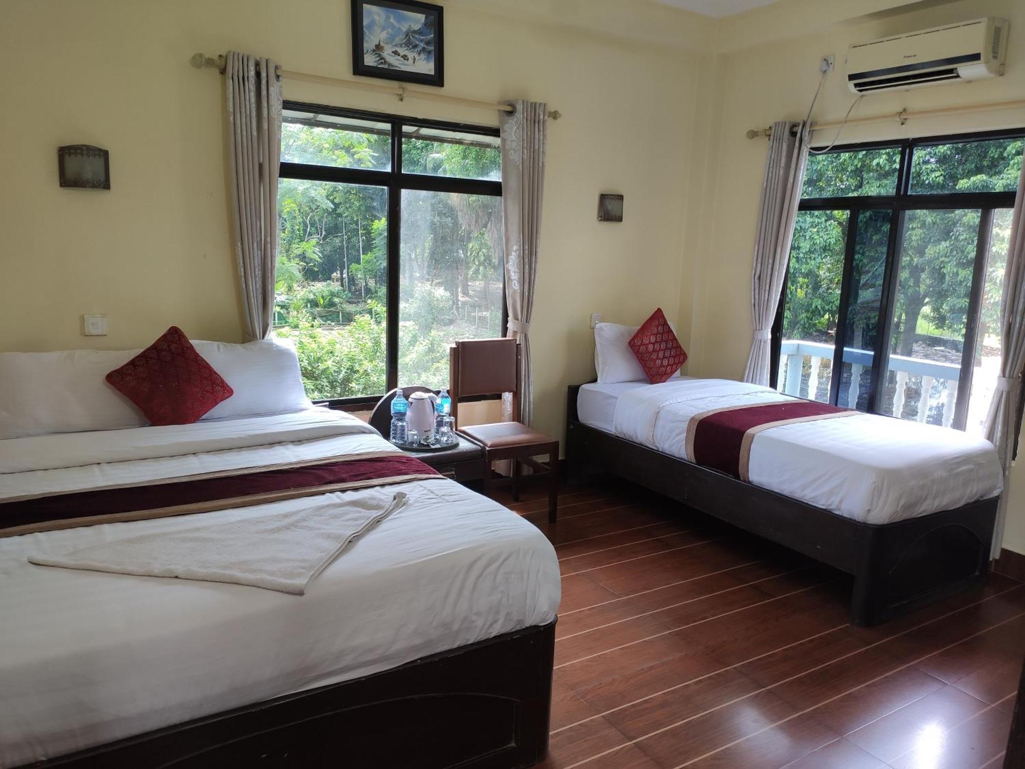 Peacock - A Family-Run Hotel Sauraha Exterior photo