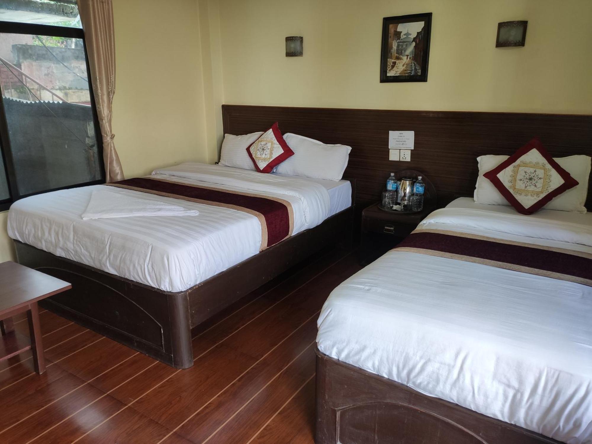 Peacock - A Family-Run Hotel Sauraha Exterior photo