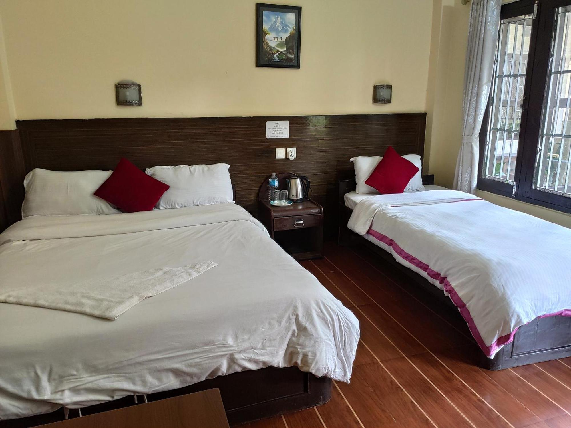 Peacock - A Family-Run Hotel Sauraha Exterior photo