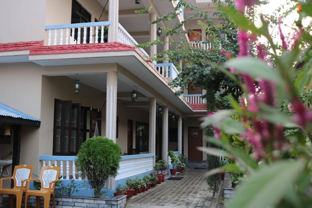 Peacock - A Family-Run Hotel Sauraha Exterior photo