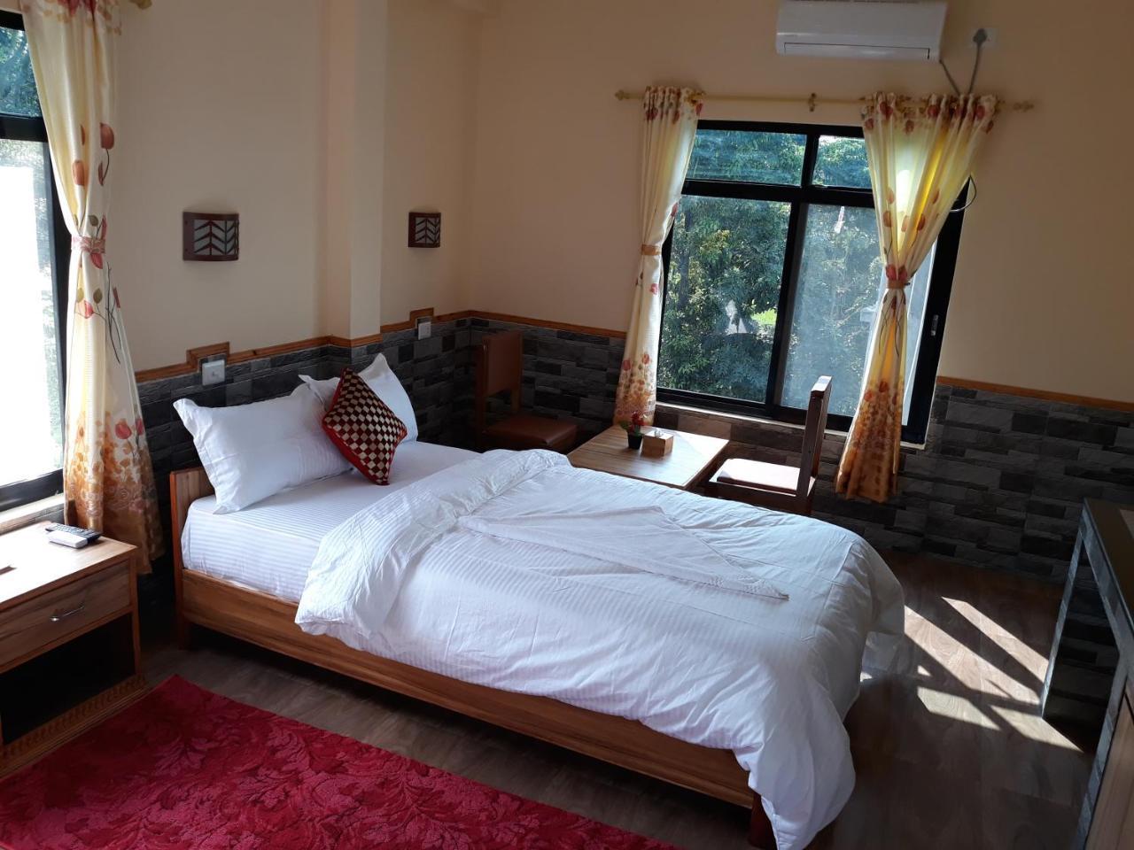 Peacock - A Family-Run Hotel Sauraha Exterior photo