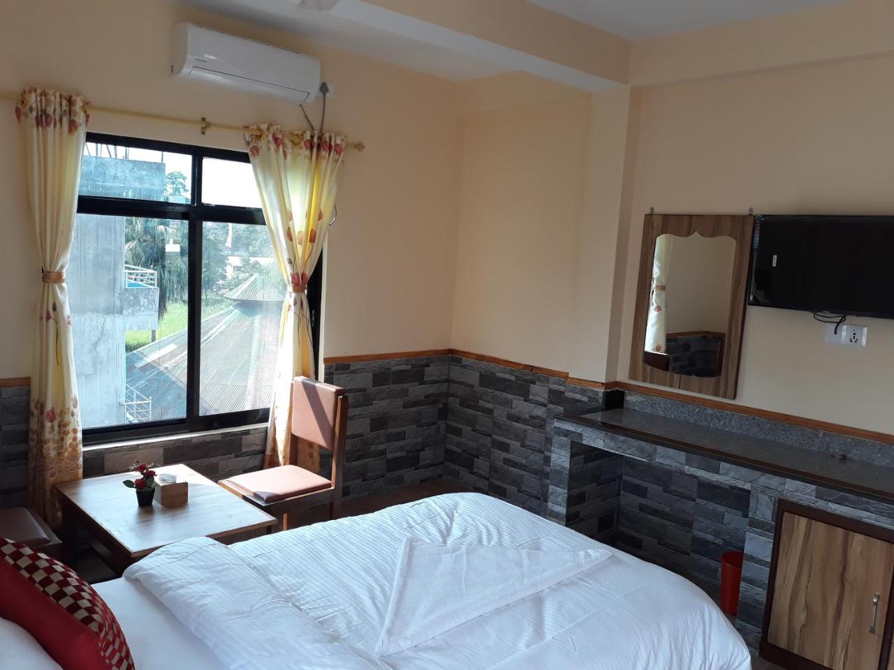 Peacock - A Family-Run Hotel Sauraha Exterior photo